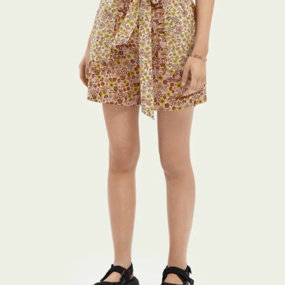 SCOTCH AND SODA, WOMEN'S FLORAL SHORTS (FLORAL BROWN) - Picture 2 of 4
